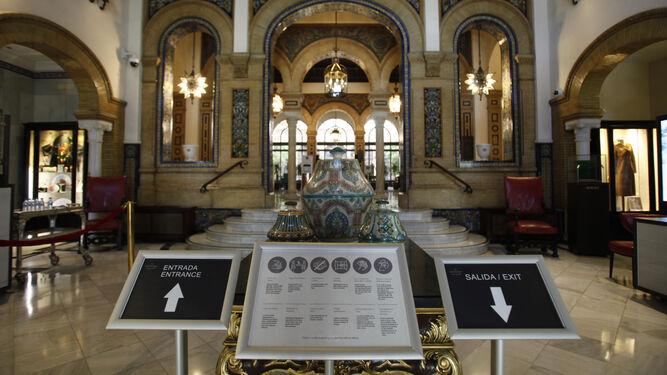 El vestíbulo del Hotel Alfonso XIII con las señales que marcan los itinerarios de entrada y salida.