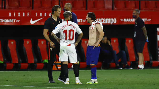 Lopetegui, Banega y Messi fdialogan tras el reciente Sevilla-Barcelona.