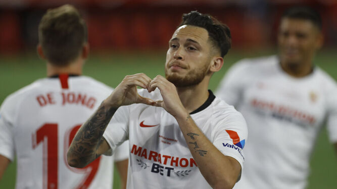 Ocampos celebra con el gesto del corazón, ya habitual, uno de sus 14 goles con el Sevilla.