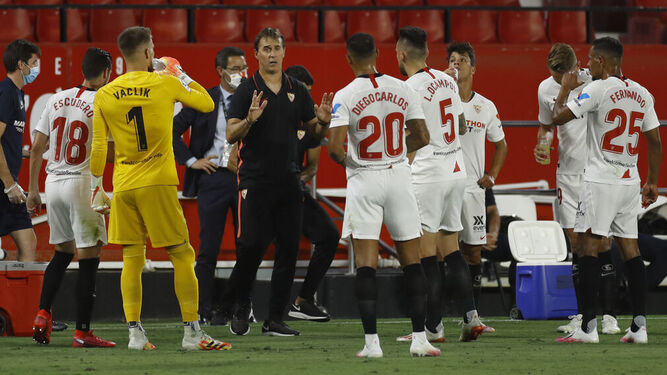 Lopetegui se dirige a sus futbolistas durante una pausa de hidratación ante el Eibar.