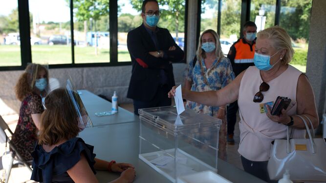 Vascos y gallegos acudirán a las urnas con las medidas de seguridad establecidas.