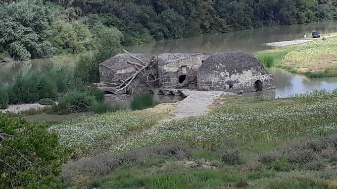 Una vista del histórico molino de La Aceña en Alcolea del Río en el río Corbones.
