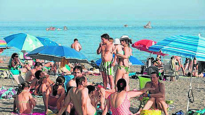Varios bañistas, juntos en una playa de la costa andaluza.