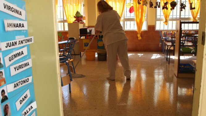 Una empleada acomete las labores de limpieza de un colegio.