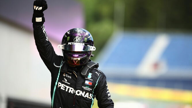 Lewis Hamilton alza el brazo celebrando su triunfo.