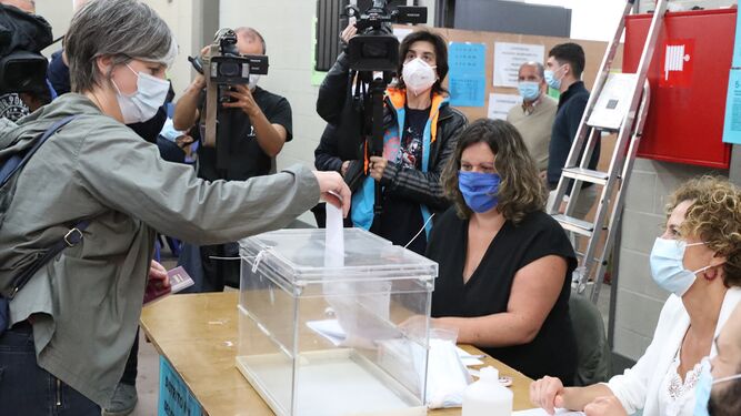 Una mujer en el momento de realizar el voto en la localidad vizcaína de Durango