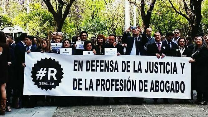 Concentración de abogados en Sevilla en defensa de la Justicia Gratuita