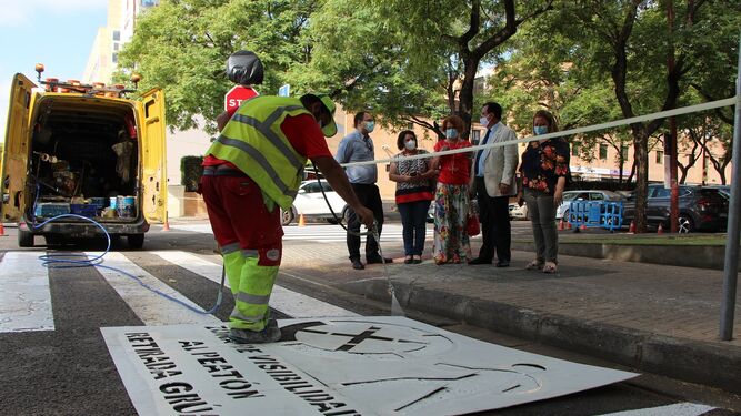 Los responsables de Movilidad y del Distrito Este-Alcosa-Torreblanca revisan los trabajos de señalización.