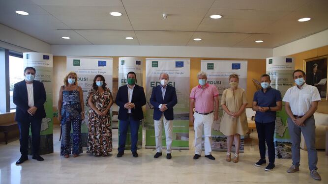 El presidente de la Diputación, Fernando Villalobos, en el centro, con los alcaldes de los municipios beneficiados con los fondos.