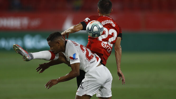 Fernando pugna por el balón con Budimir.