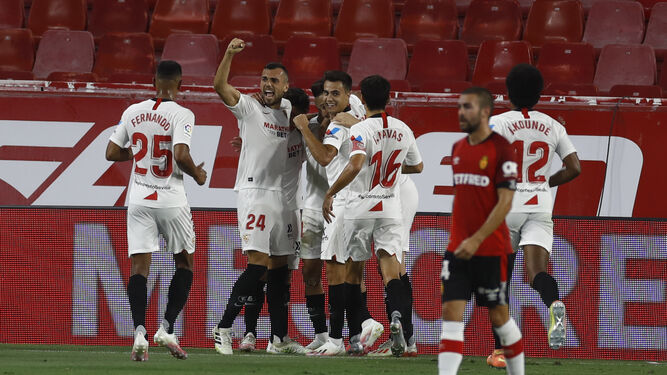 Los jugadores del Sevilla celebran el 1-0, obra de Ocampos de penalti.