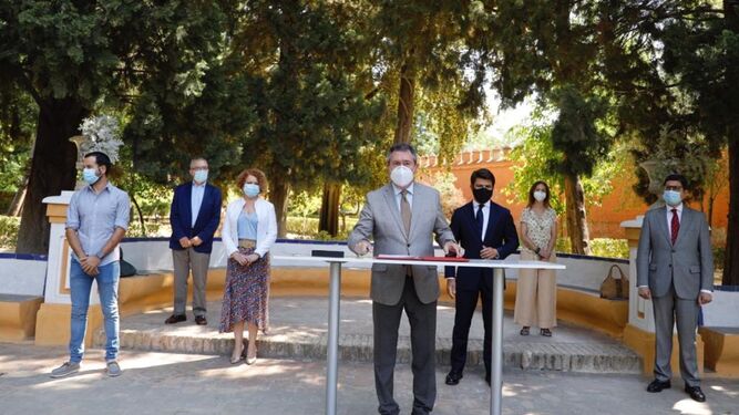 El alcalde y los representantes de los grupos durante el acto celebrado en el Real Alcázar.