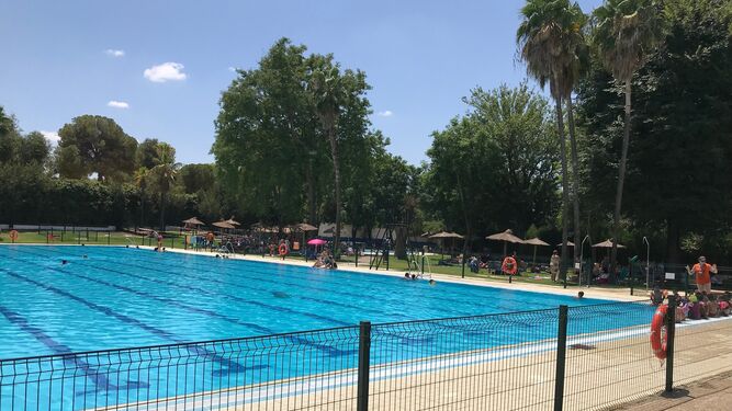 La piscina municipal de San Juan en Alcalá de Guadaíra.