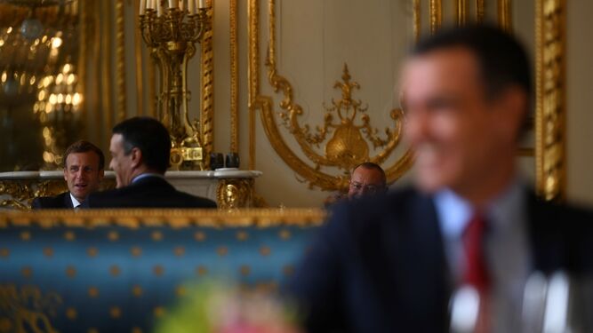 Enmanuel Macron y Pedro Sánchez, reflejados en un espejo del Palacio del Elíseo durante el almuerzo de ayer.