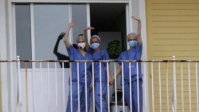 Miembros del personal sanitario del Hospital Virgen del Rocío.
