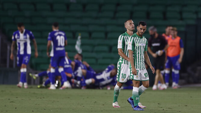 Juanmi y Canales, cabizbajos tras el segundo gol del Alavés.