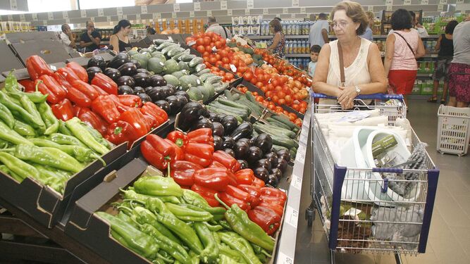 Consumidores realizando la compra de alimentación.