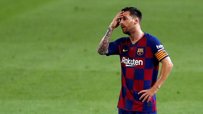 Messi, con gesto serio en un partido.
