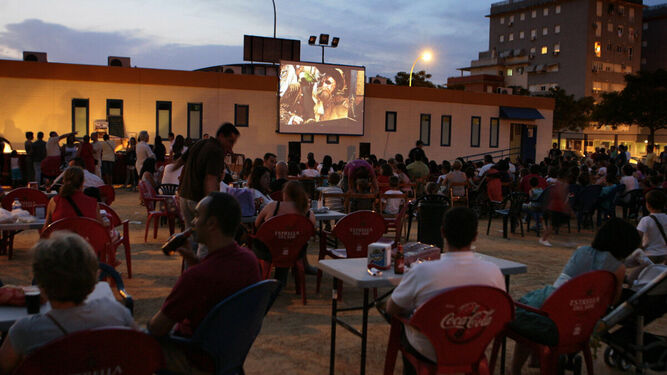 Hasta en una veintena de ubicaciones del Distrito Cerro-Amate se proyectarán películas al aire libre.