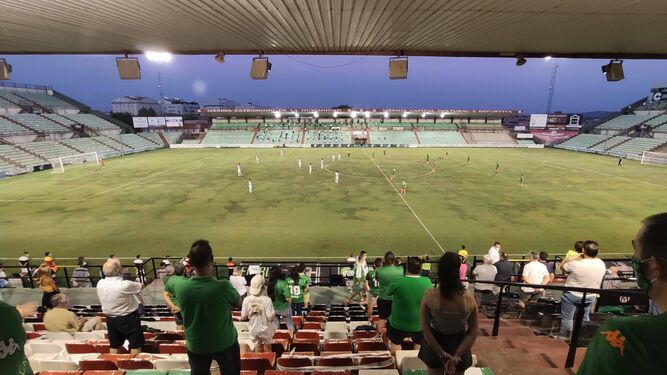Los aficionados guardan la distancia de seguridad en las gradas del estadio Romano de Mérida.