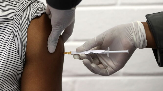 Una mujer recibe una prueba de la vacuna.