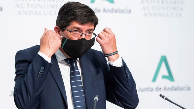 Juan Marín se quita la mascarilla antes de una rueda de prensa.
