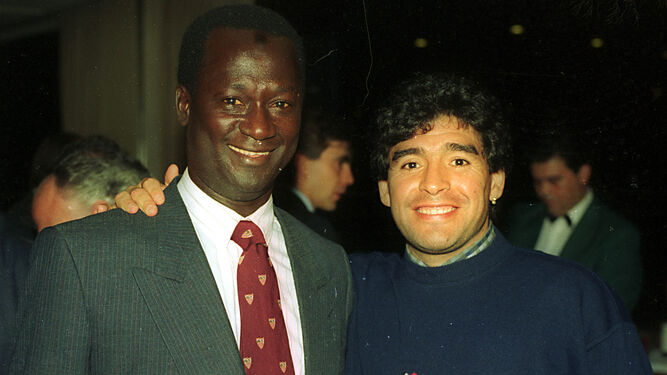 Biri Biri y Maradona, en un encuentro de ambos fuera antes de un partido en Sevilla.