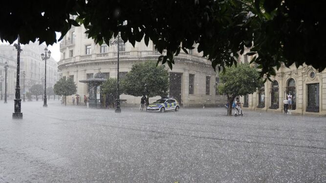 Granizo y lluvia para empezar la tregua al calor en Sevilla
