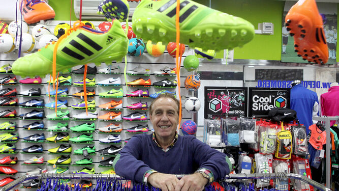 Paco Romero posa sonriente en su tienda durante una entrevista para 'Diario de Cádiz'.