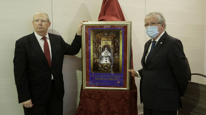 El presidente del Consejo, Francisco Vélez; y el vicepresidente de la Asociación de la Virgen de los Reyes,  con el cartel.