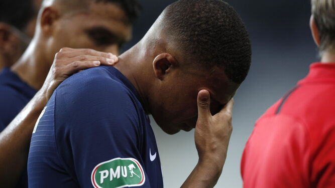 Mbappe, abandonó el terreno de juego entre lágrimas tras caer lesionado