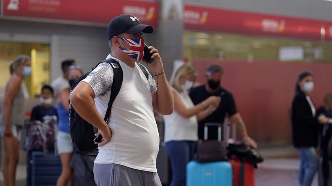 Un turista británico en el aeropuerto Tenerife Sur.