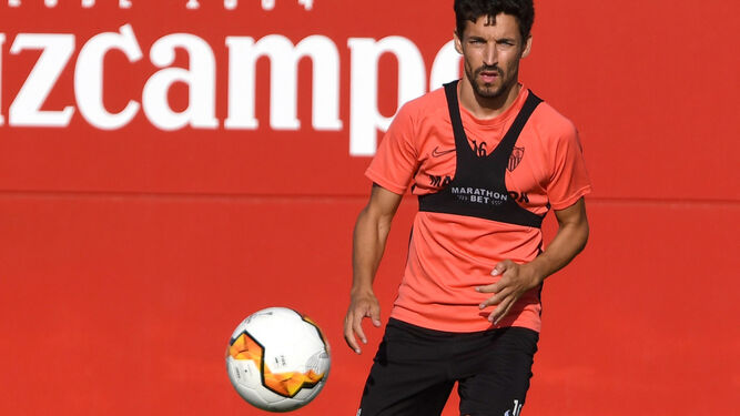 Jesús Navas se ejercita, de forma individual, con el balón de la Europa League, este domingo.