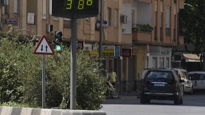 Un termómetro marcando 38º en una calle de Granada
