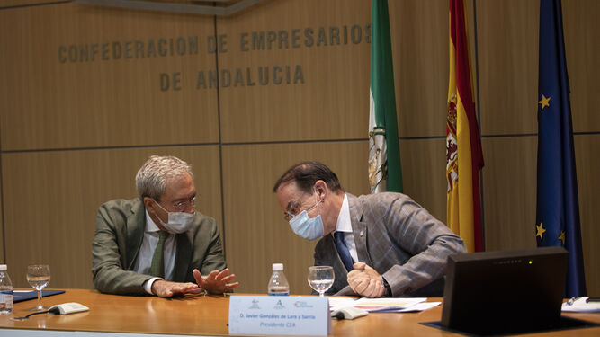 Rogelio Velasco, consejero de Economía, y Javier González de Lara, presidente de la CEA, en la presentación del informe