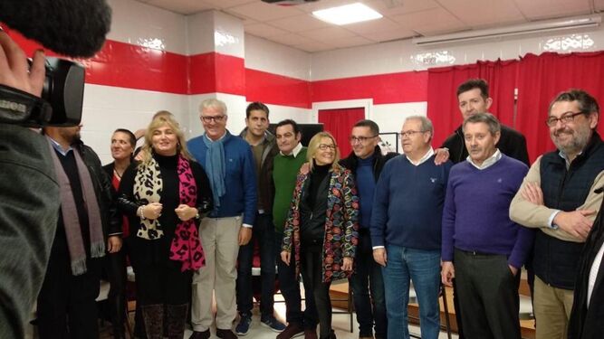 El grupo de militantes y cargos del PSOE, en ejercicio o ya sin responsabilidades públicas, en una de sus primeras reuniones.