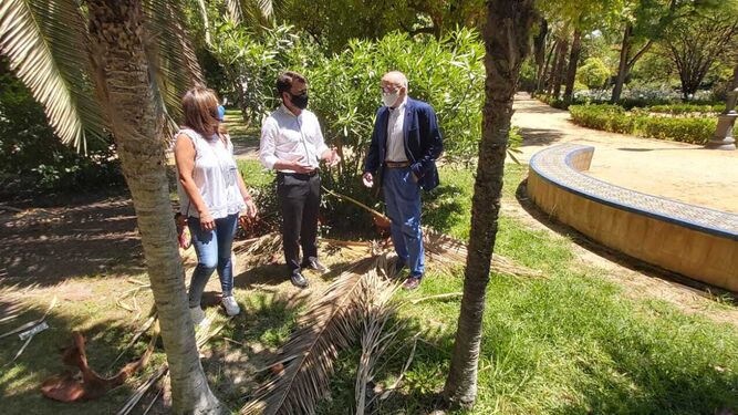 Beltrán Pérez y la concejal Evelia Rincón comprueban el estado de conservación de uno de los parques de Sevilla.