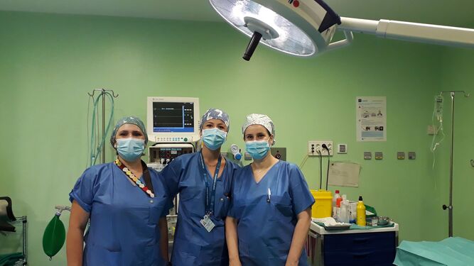 A la derecha la dermatóloga especializada en oncología cutánea Dra. Mª Isabel Coronel , acompañada de la residente Ángela Navarro y la auxiliar de enfermería Rocío Tejero.