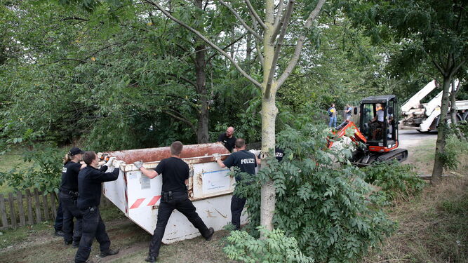 Policías alemanes durante las tareas de búsqueda de pistas sobre el caso Madeleine en Hannover.