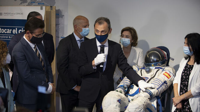 El ministro Pedro Duque exhibió ayer el traje de astronauta que ha cedido al Parque de las Ciencias de Granada.