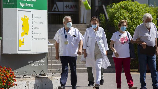 Dos facultativos del Macarena a las puertas del centro hospitalario.