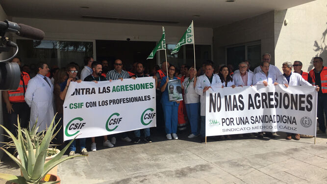Concentración reciente contra las agresiones a personal sanitario en el Hospital de Puerto Real.