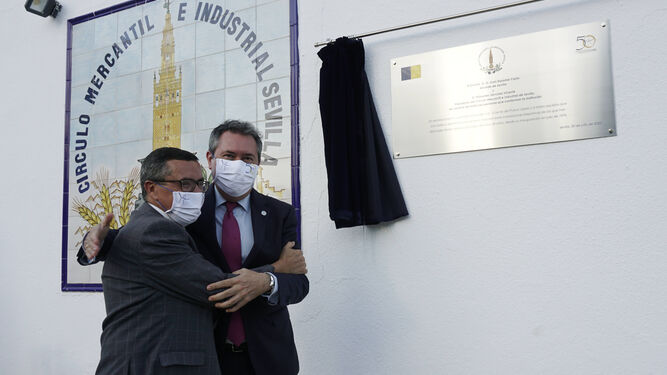 El presidente del Mercantil, Práxedes Sánchez; y el alcalde, Juan Espadas, tras descubrirse la placa.
