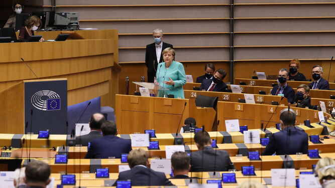 Ángela Merkel interviene en el Parlamento Europeo.
