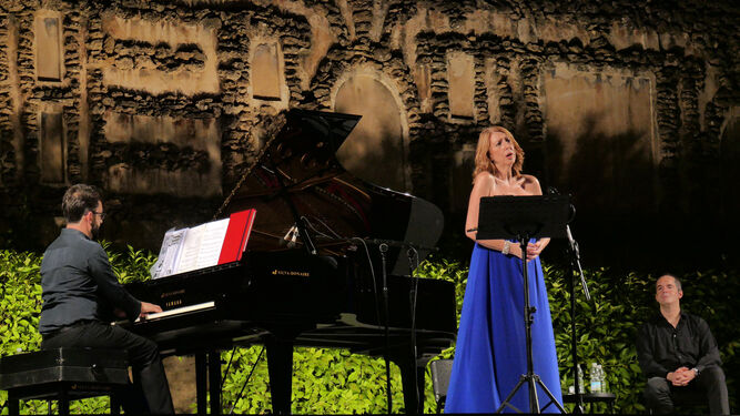 Lola Casariego canta acompañada por Francisco Soriano.