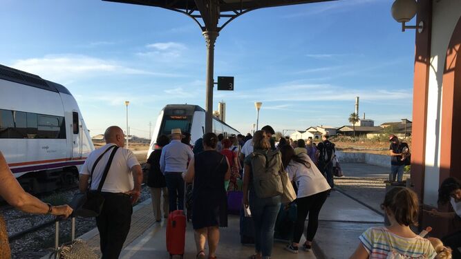 Viajeros subiendo al tren en Osuna tras ser transbordados en autobús desde la estación de Pedrera.