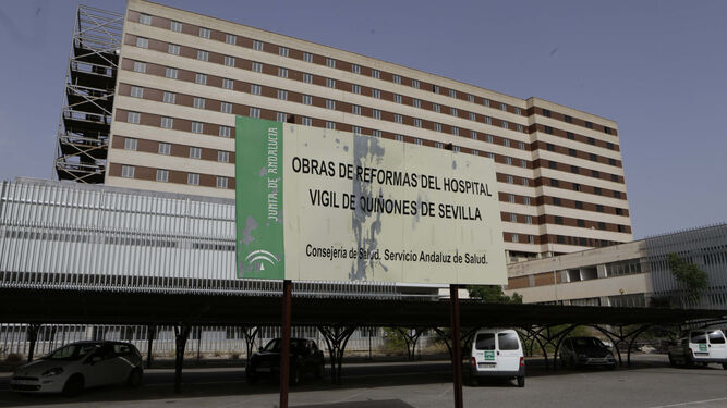 Un cartel indica obras en el entorno del Hospital Militar en Los Bermejales.