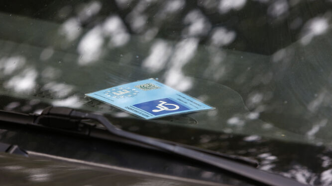Una tarjeta de aparcamiento para minusválidos en el interior de un vehículo.