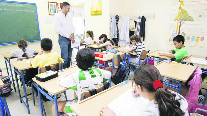 Un profesor imparte una asignatura en un aula de Primaria.