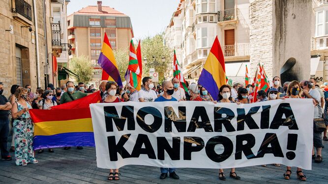 Alrededor de dos centenares de personas se han concentrado en Vitoria este miércoles tras una pancarta en la que se leía "Monarkia kanpora" (Fuera monarquía) para reclamar la marcha de Felipe VI y la instauración de la república.